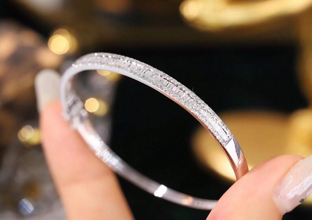 18-karat gold bracelet featuring a natural diamond of 1.20 carats, set in a Tapered Baguette style.