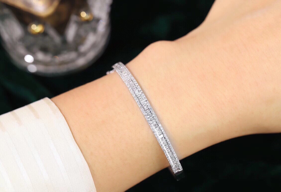 18-karat gold bracelet featuring a natural diamond of 1.20 carats, set in a Tapered Baguette style.