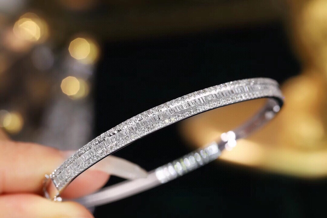 18-karat gold bracelet featuring a natural diamond of 1.20 carats, set in a Tapered Baguette style.