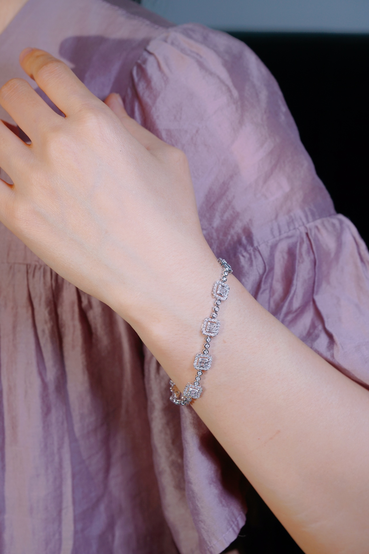 18-karat gold bracelet featuring a natural diamond of 2.45 carats, set in a Tapered Baguette style.