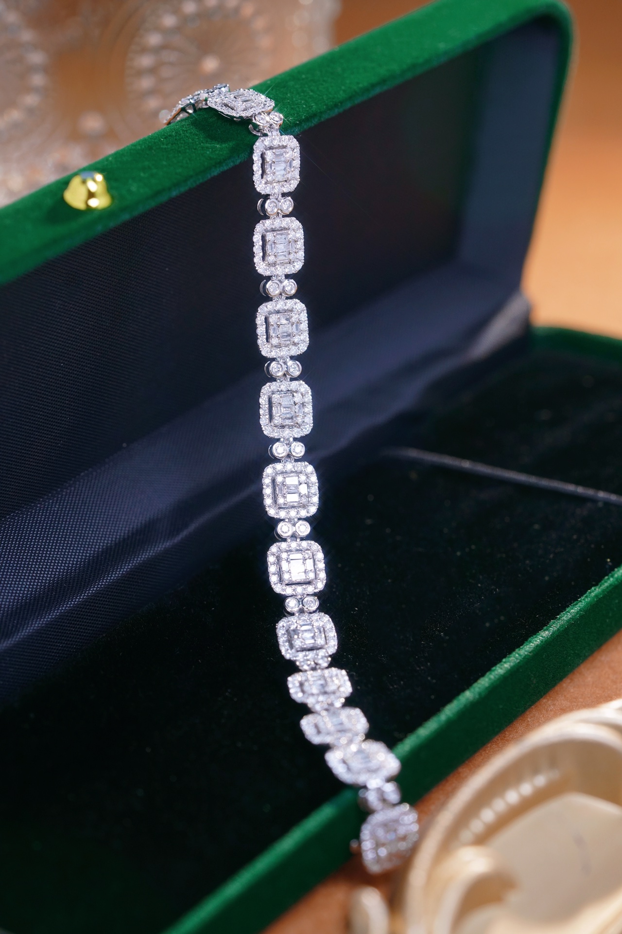 18-karat gold bracelet featuring a natural diamond of 4.00 carats, set in a Tapered Baguette style.