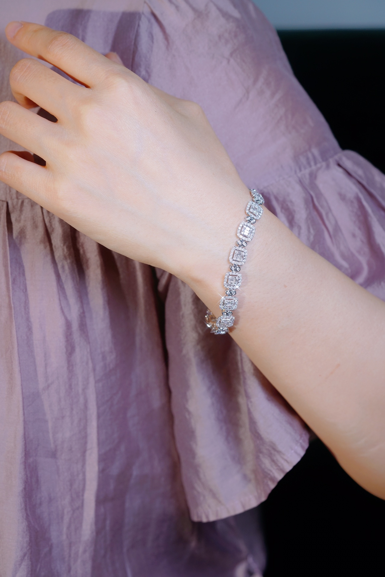 18-karat gold bracelet featuring a natural diamond of 4.00 carats, set in a Tapered Baguette style.