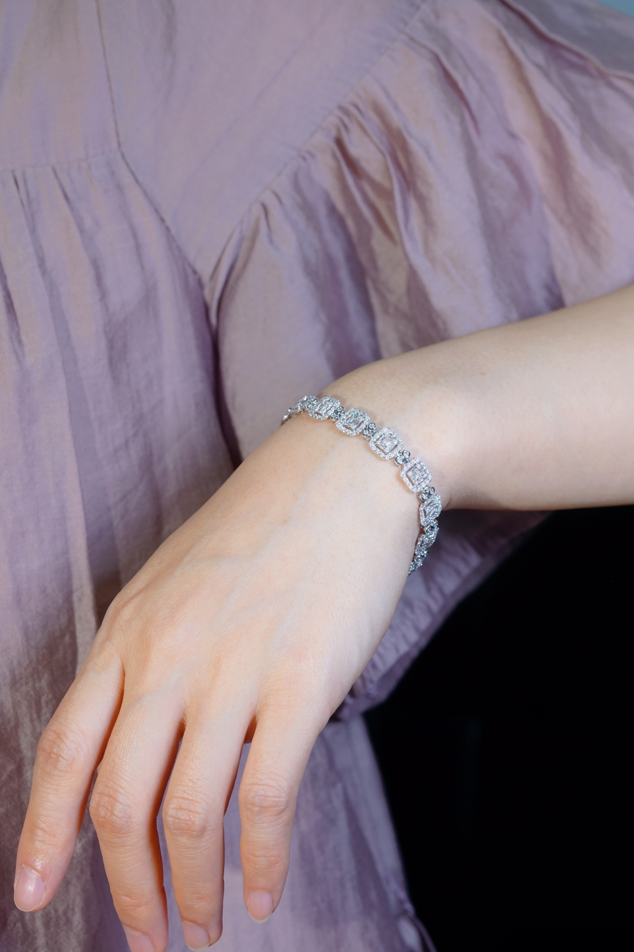 18-karat gold bracelet featuring a natural diamond of 4.00 carats, set in a Tapered Baguette style.