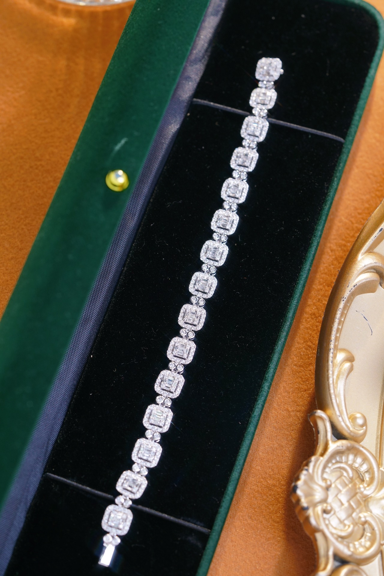 18-karat gold bracelet featuring a natural diamond of 4.00 carats, set in a Tapered Baguette style.