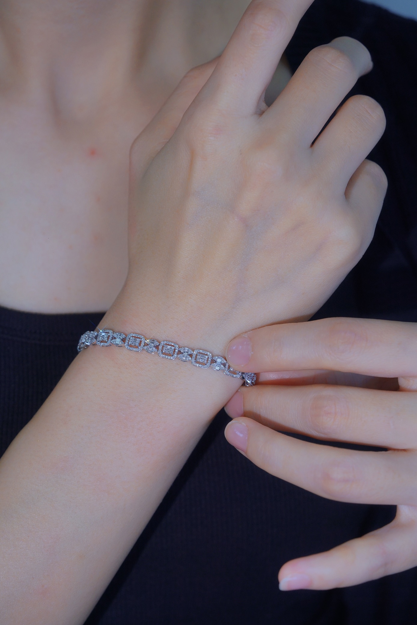 18-karat gold bracelet featuring a natural diamond of 3.50 carats, set in a Tapered Baguette style.