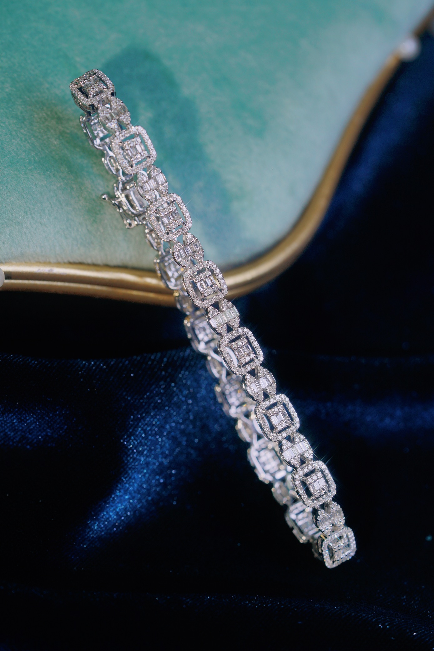 18-karat gold bracelet featuring a natural diamond of 3.50 carats, set in a Tapered Baguette style.