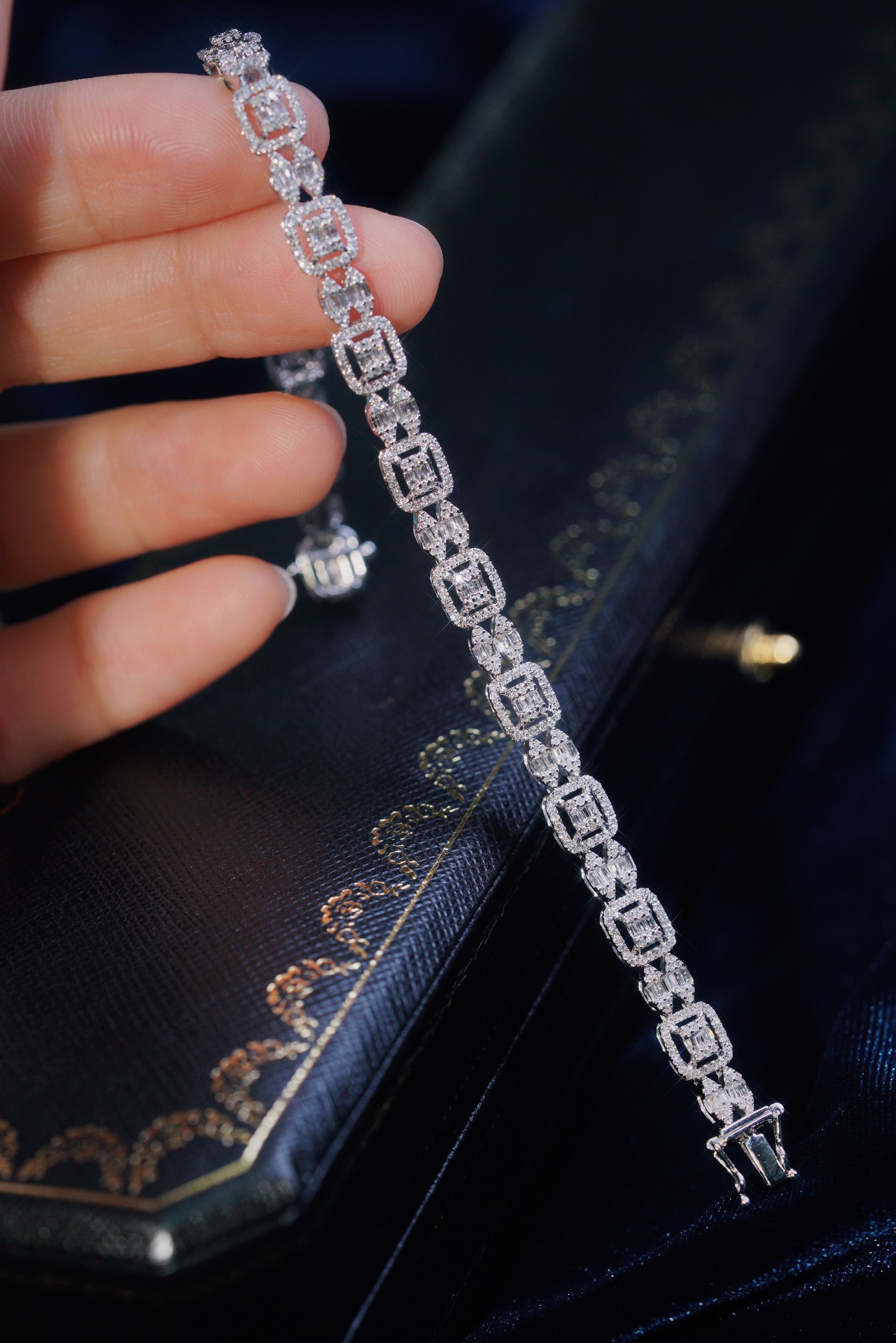 18-karat gold bracelet featuring a natural diamond of 3.50 carats, set in a Tapered Baguette style.