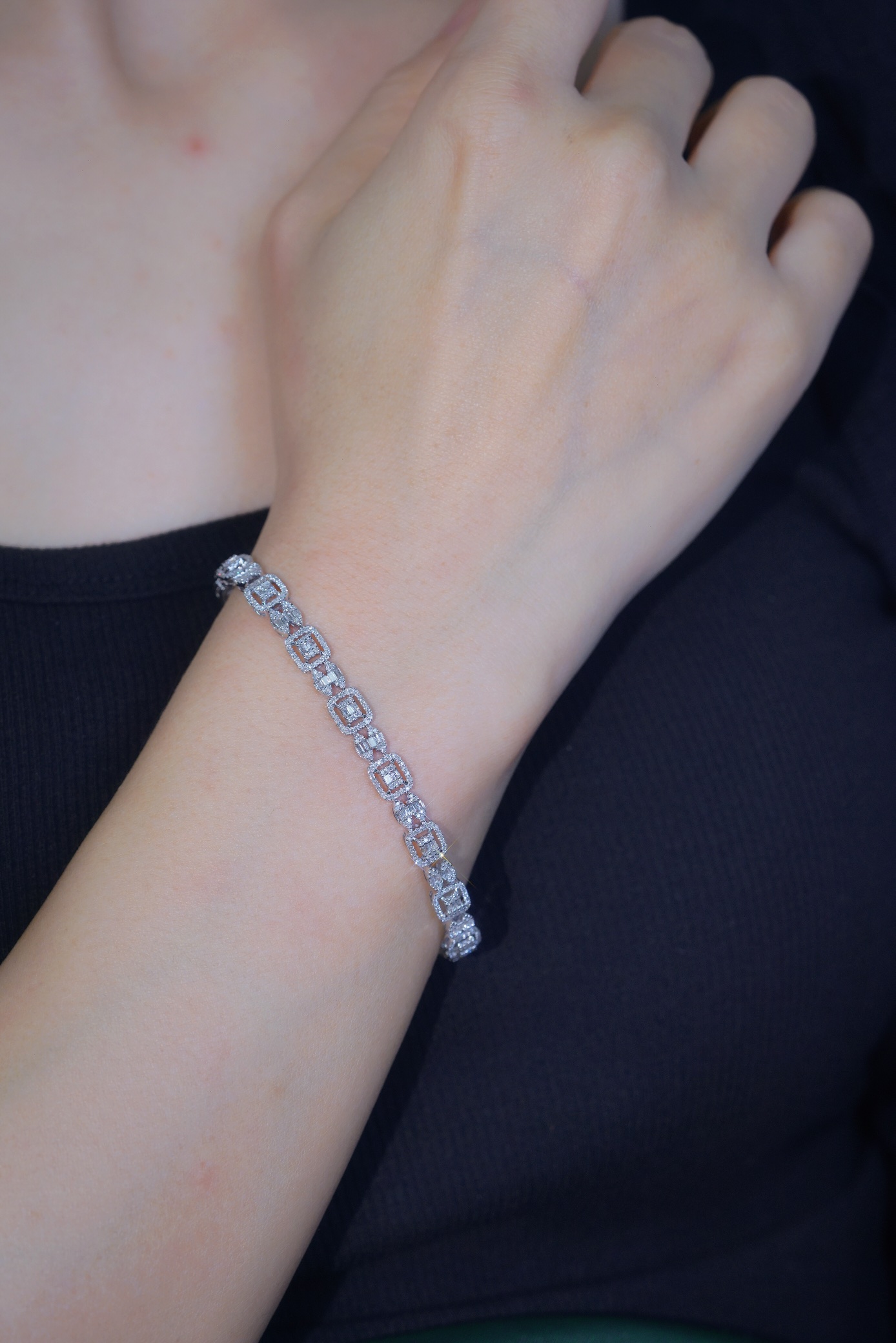 18-karat gold bracelet featuring a natural diamond of 3.50 carats, set in a Tapered Baguette style.