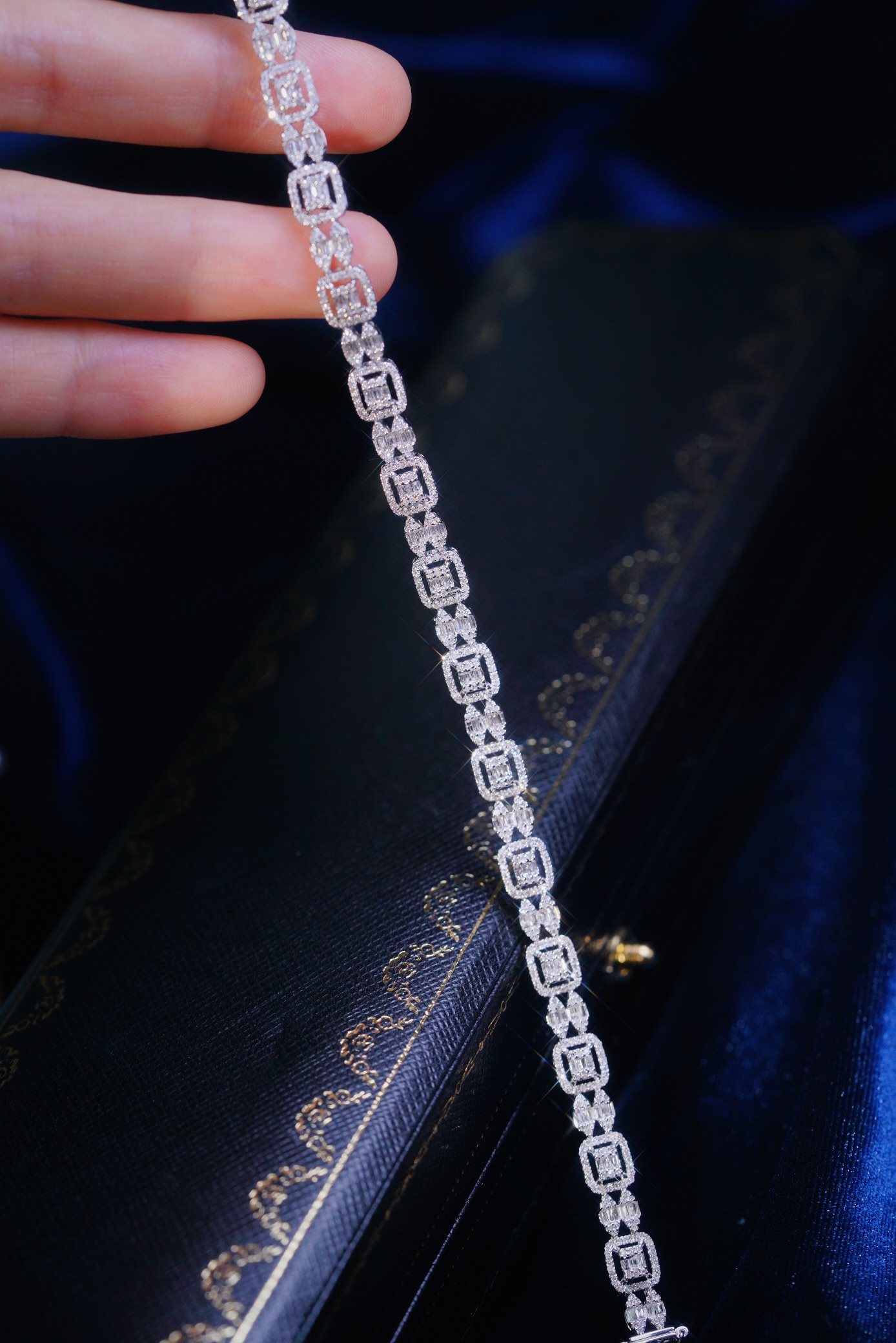18-karat gold bracelet featuring a natural diamond of 3.50 carats, set in a Tapered Baguette style.