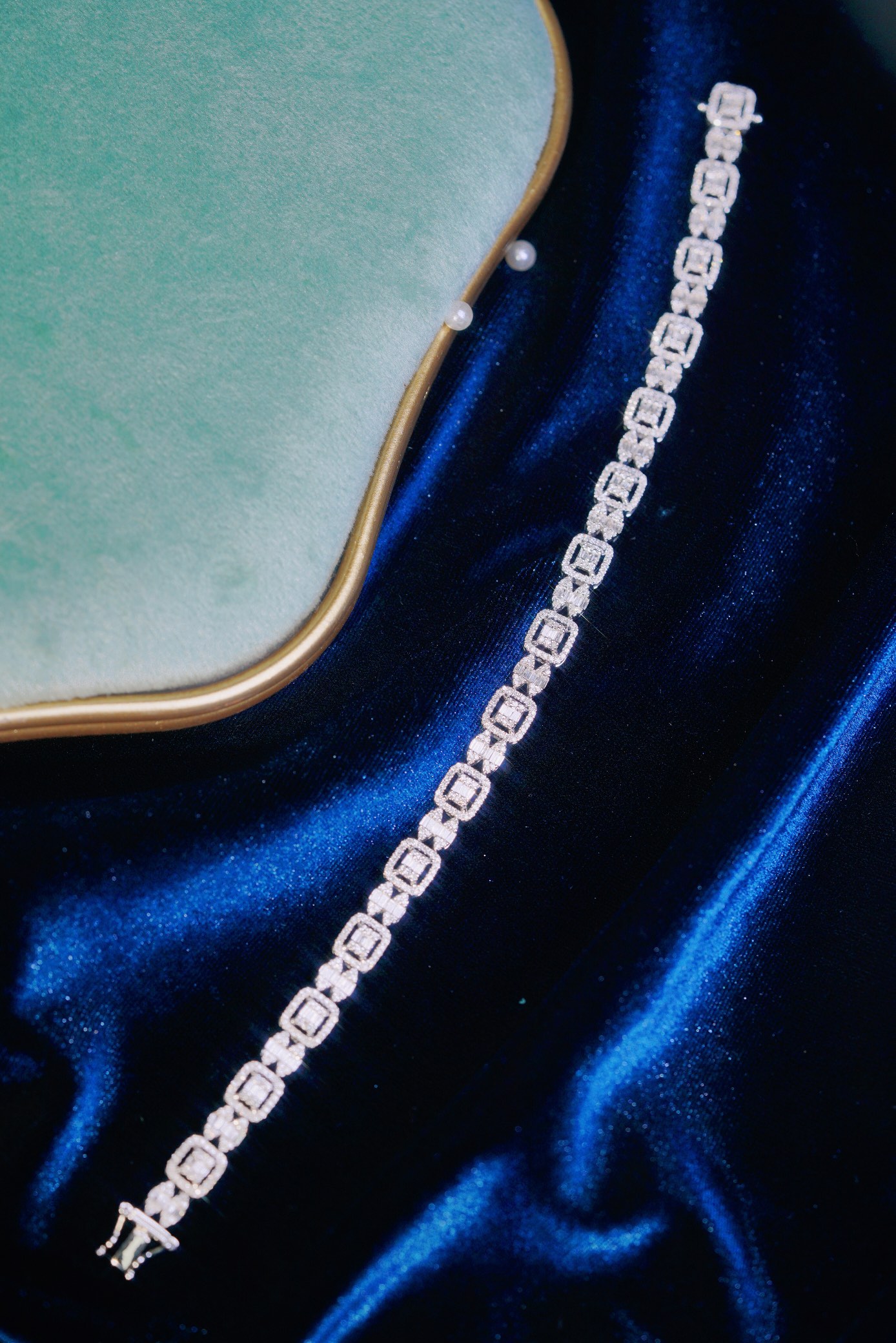18-karat gold bracelet featuring a natural diamond of 3.50 carats, set in a Tapered Baguette style.