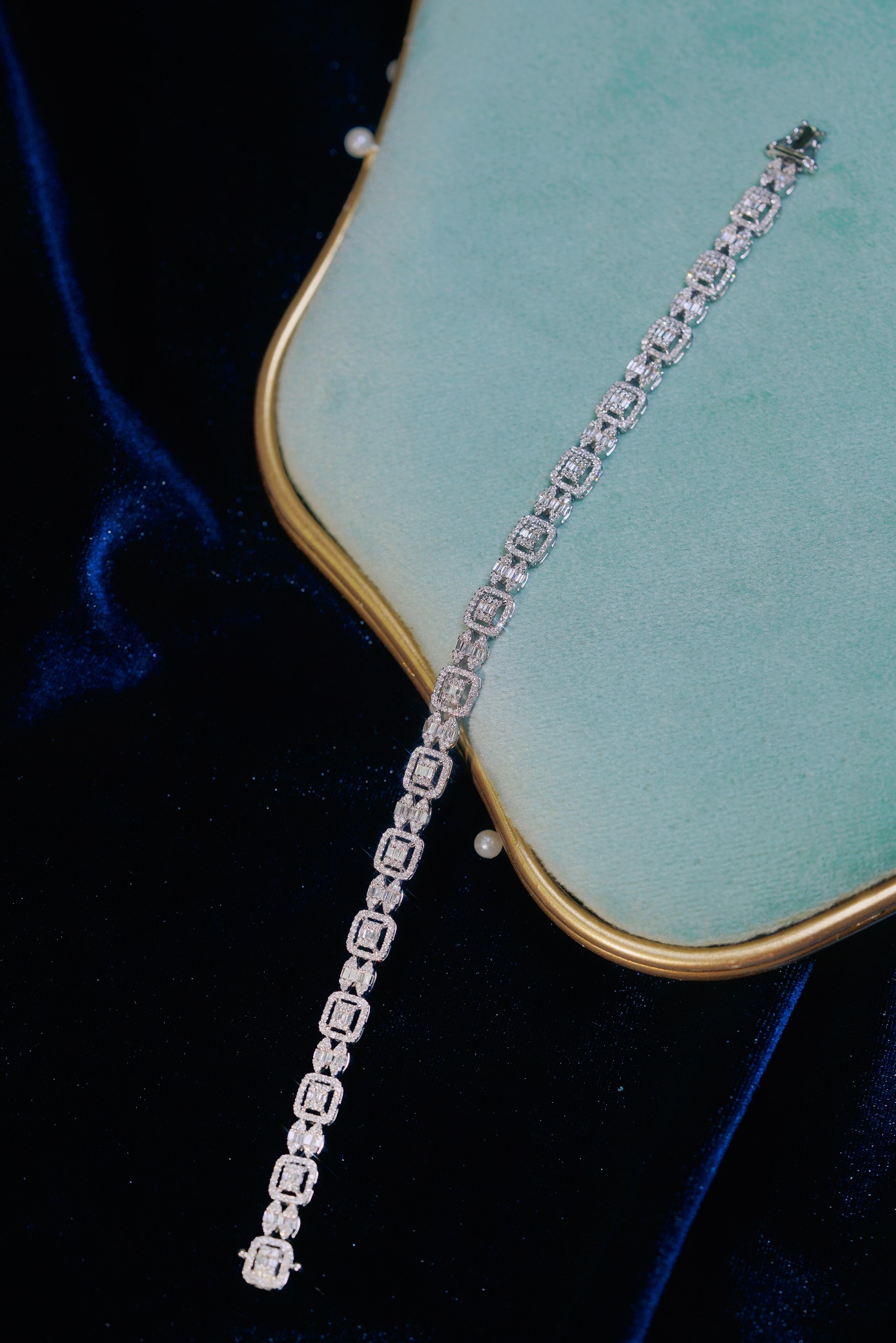 18-karat gold bracelet featuring a natural diamond of 3.50 carats, set in a Tapered Baguette style.