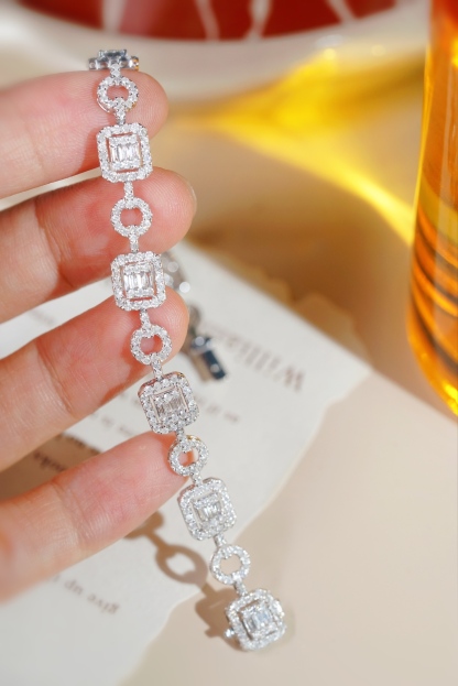 18-karat gold bracelet featuring a natural diamond of 3.50 carats, set in a Tapered Baguette style.