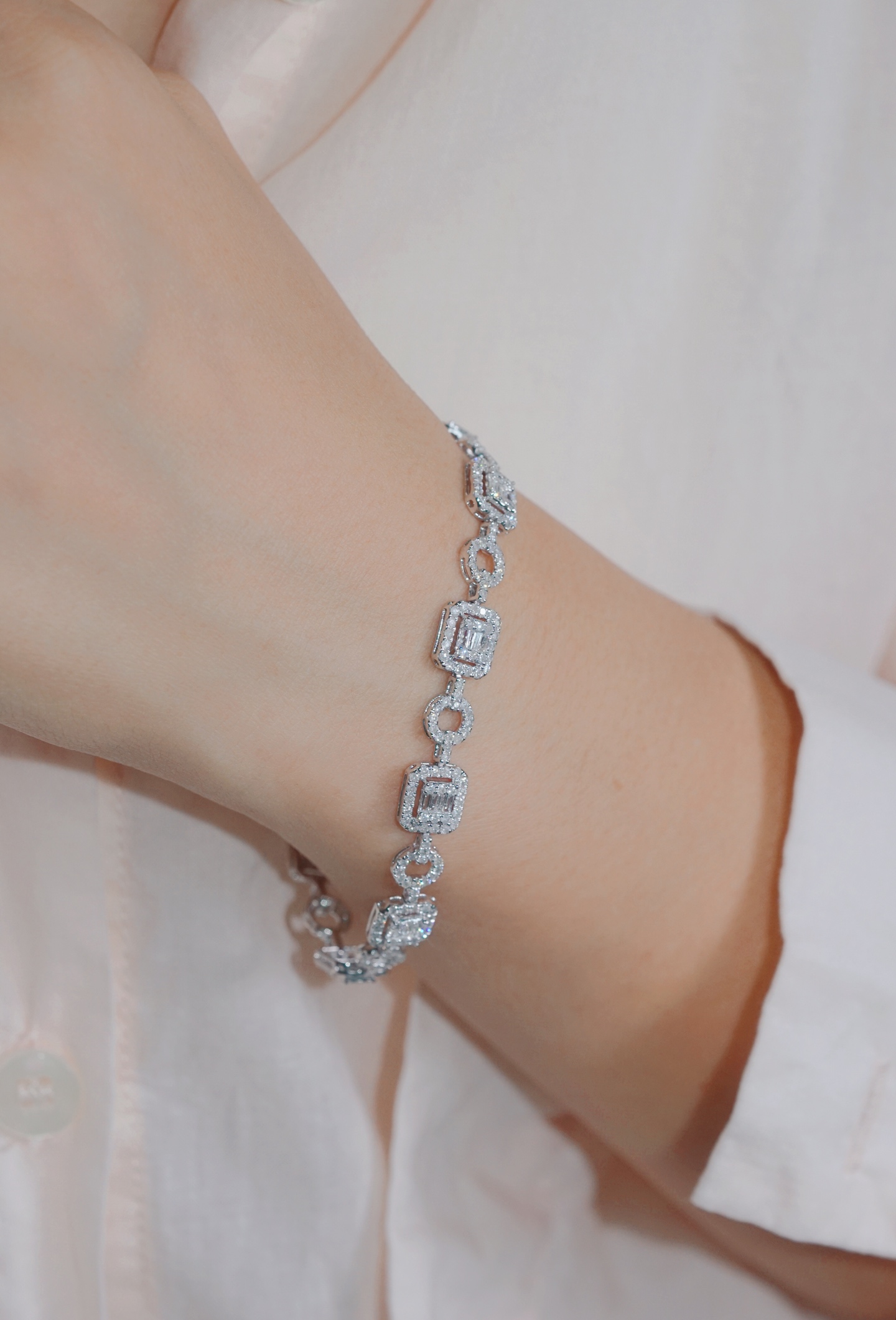18-karat gold bracelet featuring a natural diamond of 3.50 carats, set in a Tapered Baguette style.