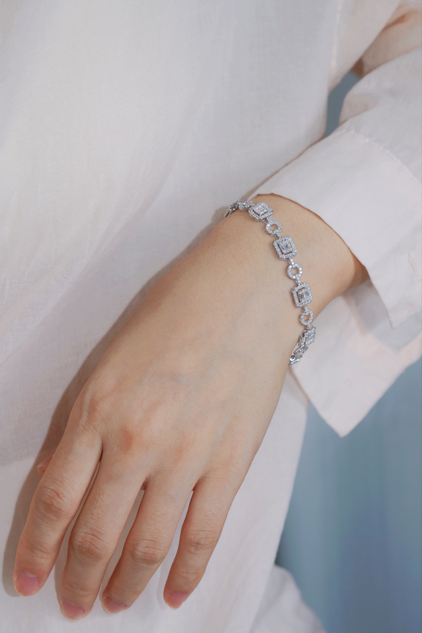 18-karat gold bracelet featuring a natural diamond of 3.50 carats, set in a Tapered Baguette style.