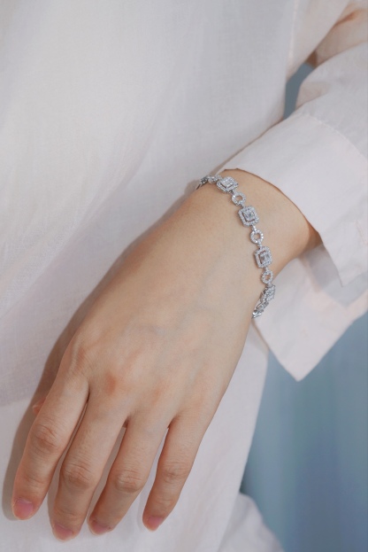 18-karat gold bracelet featuring a natural diamond of 3.50 carats, set in a Tapered Baguette style.