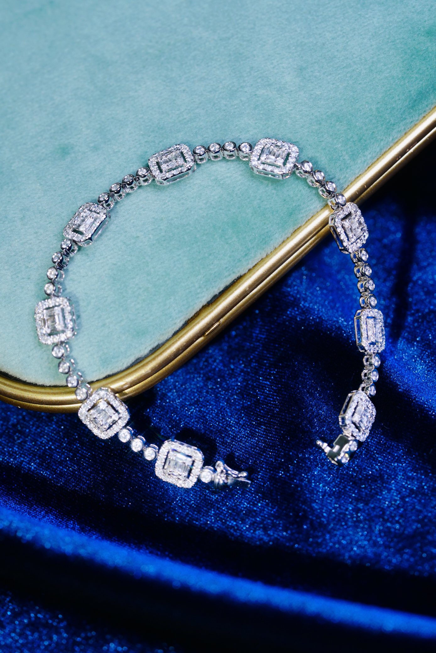 18-karat gold bracelet featuring a natural diamond of 2.60 carats, set in a Tapered Baguette style.
