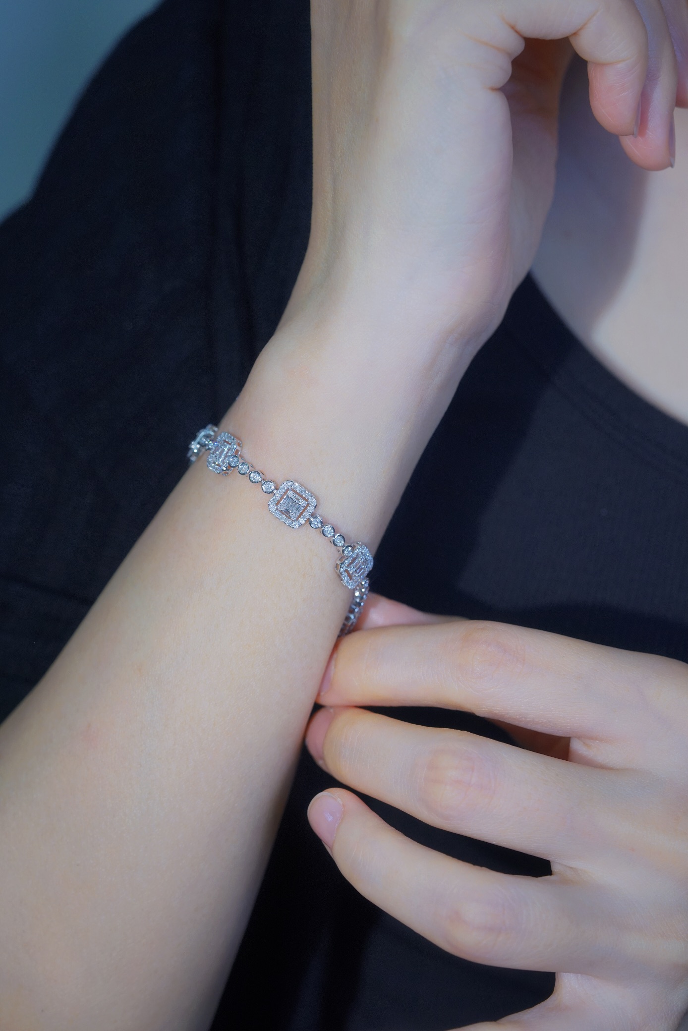 18-karat gold bracelet featuring a natural diamond of 2.60 carats, set in a Tapered Baguette style.