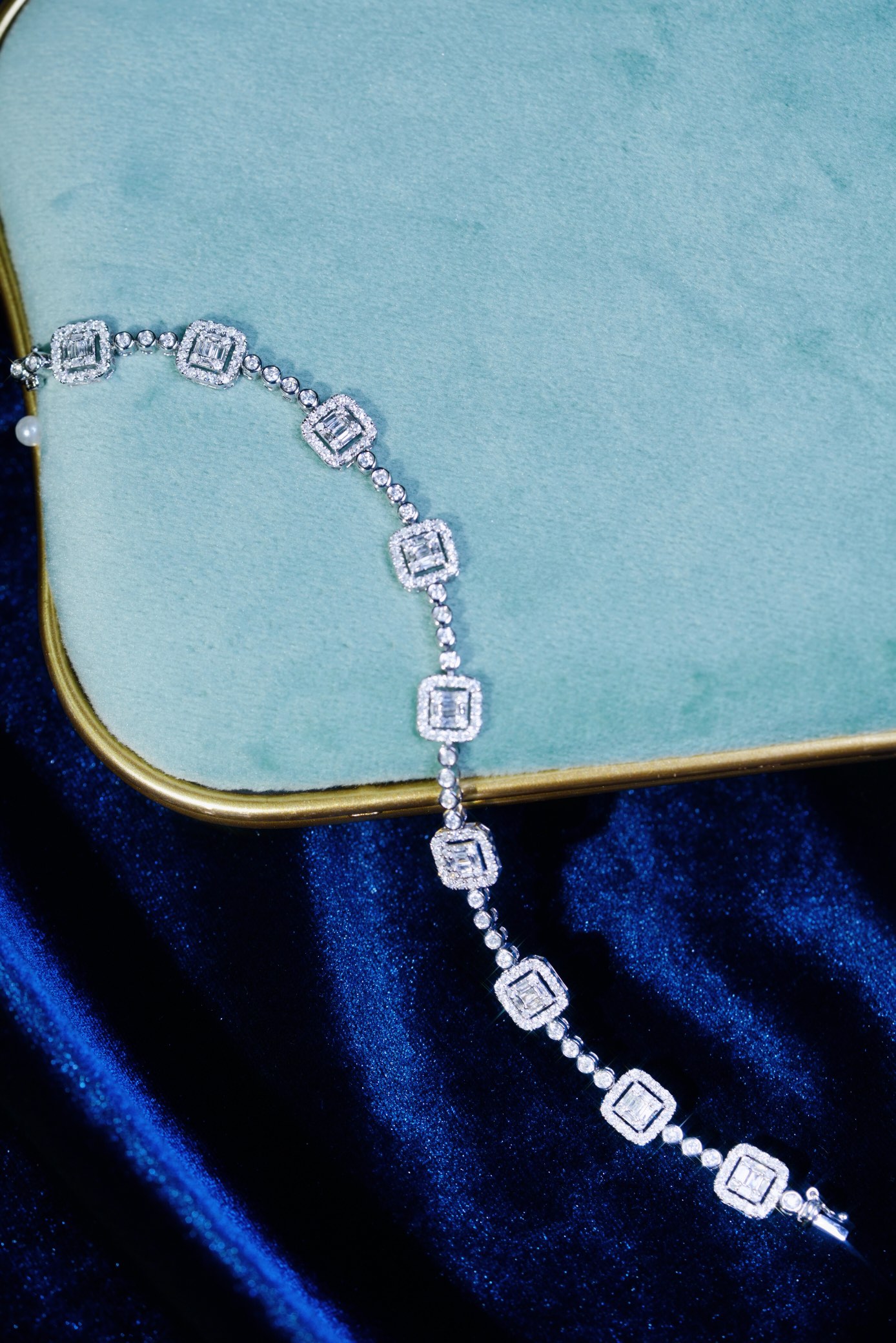 18-karat gold bracelet featuring a natural diamond of 2.60 carats, set in a Tapered Baguette style.