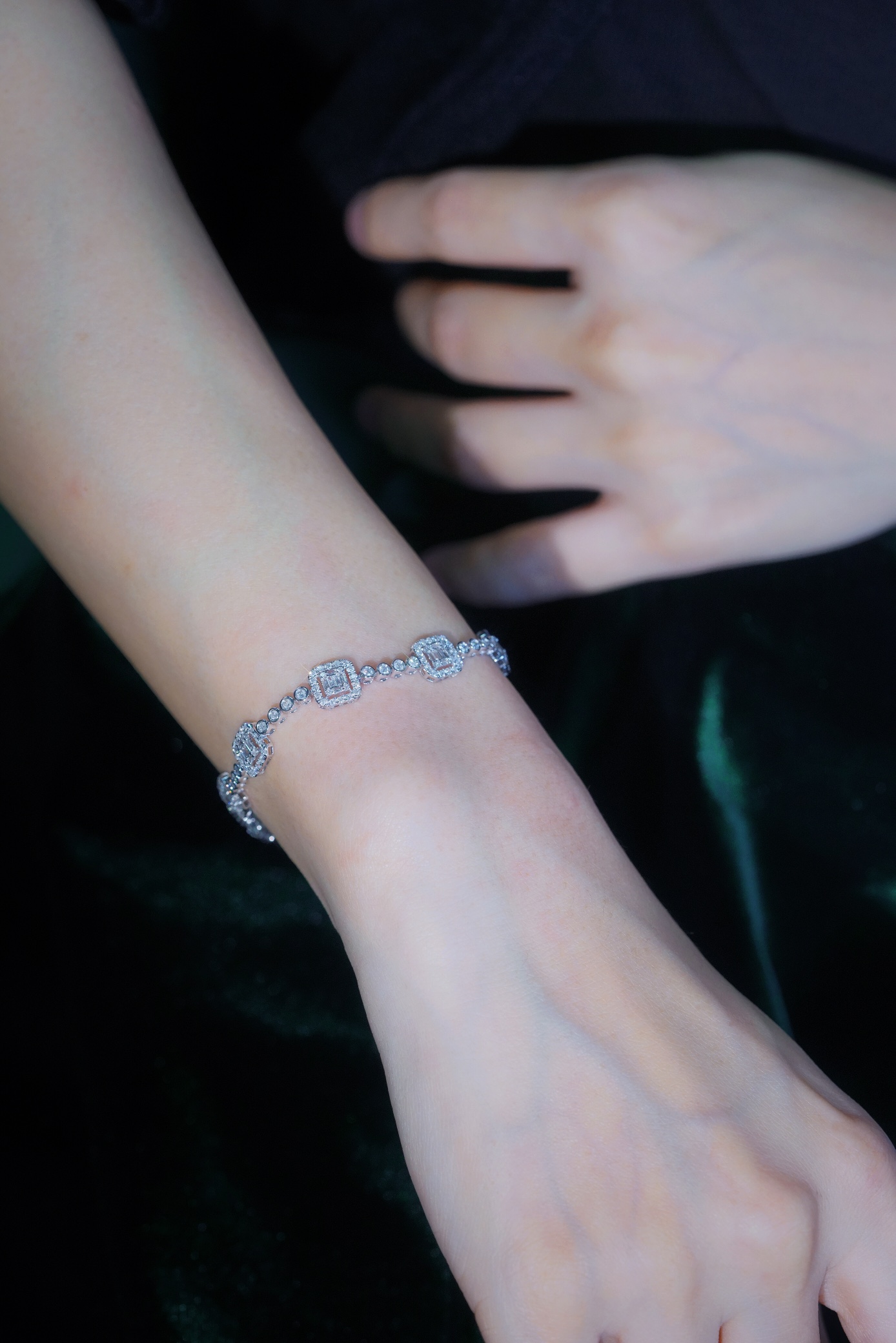 18-karat gold bracelet featuring a natural diamond of 2.60 carats, set in a Tapered Baguette style.
