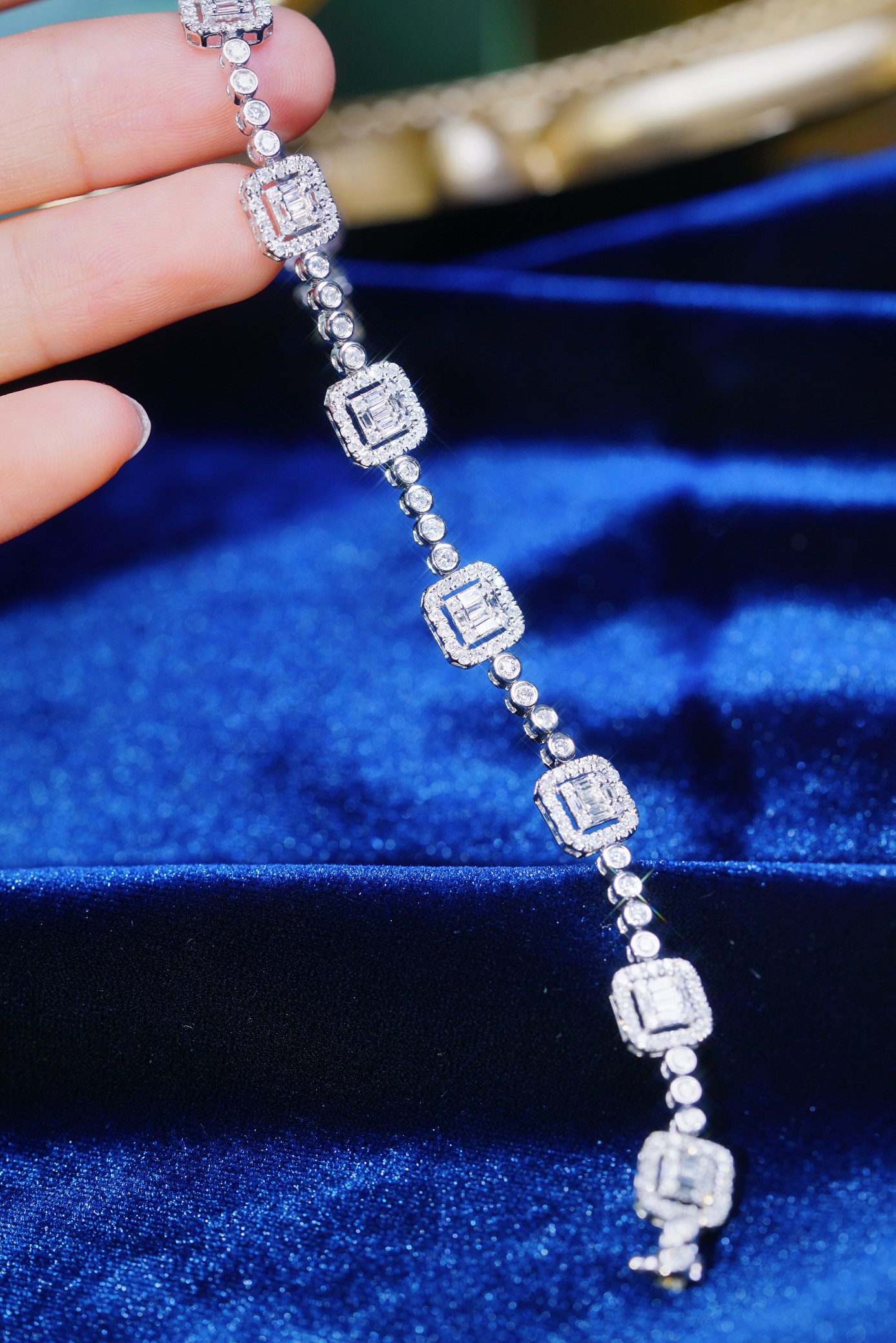 18-karat gold bracelet featuring a natural diamond of 2.60 carats, set in a Tapered Baguette style.