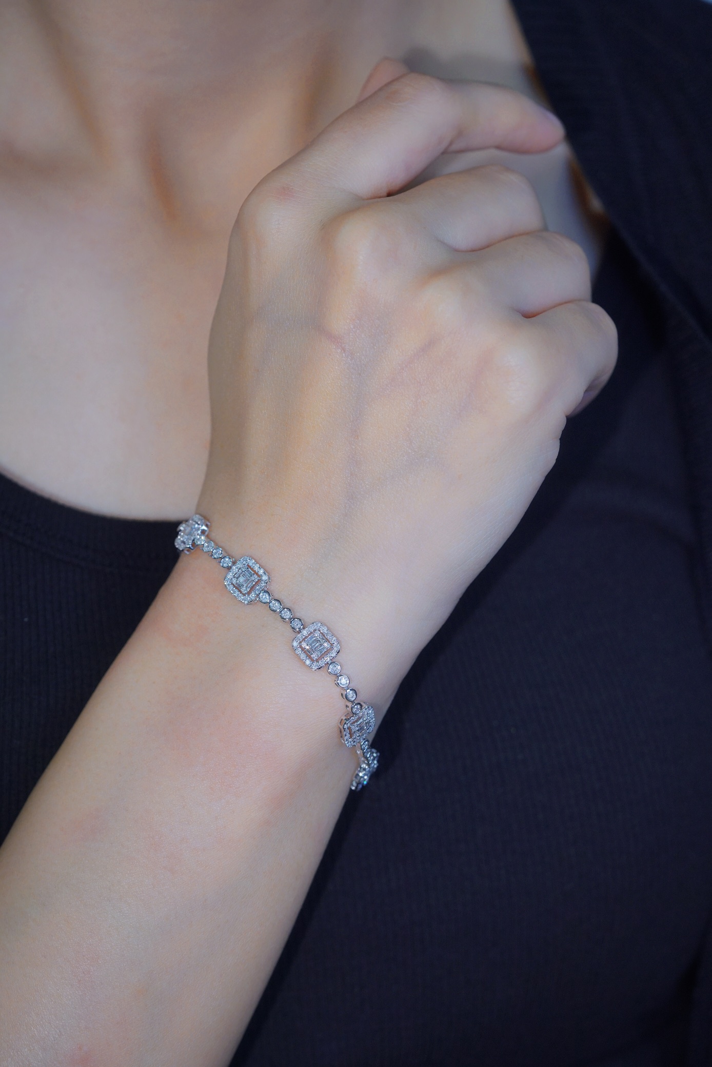 18-karat gold bracelet featuring a natural diamond of 2.60 carats, set in a Tapered Baguette style.
