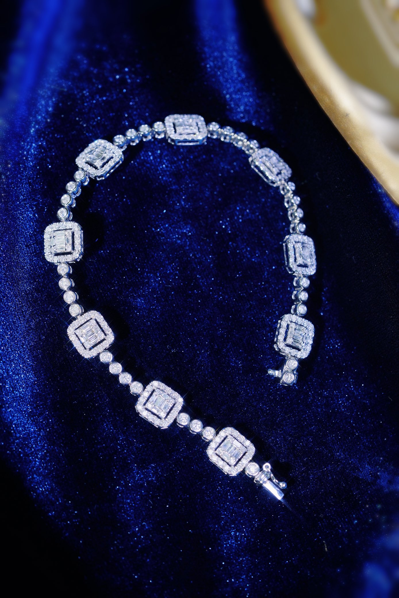 18-karat gold bracelet featuring a natural diamond of 2.60 carats, set in a Tapered Baguette style.