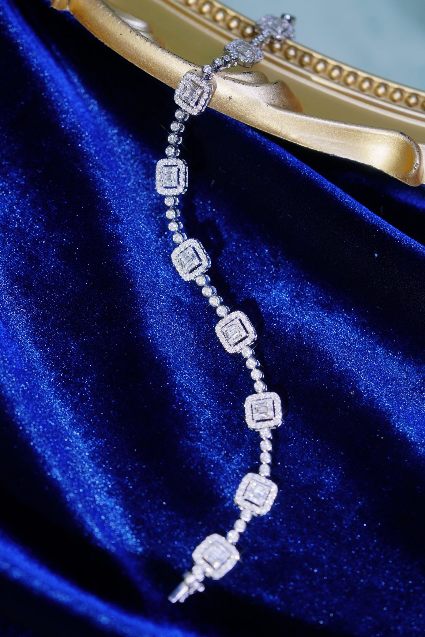 18-karat gold bracelet featuring a natural diamond of 2.60 carats, set in a Tapered Baguette style.