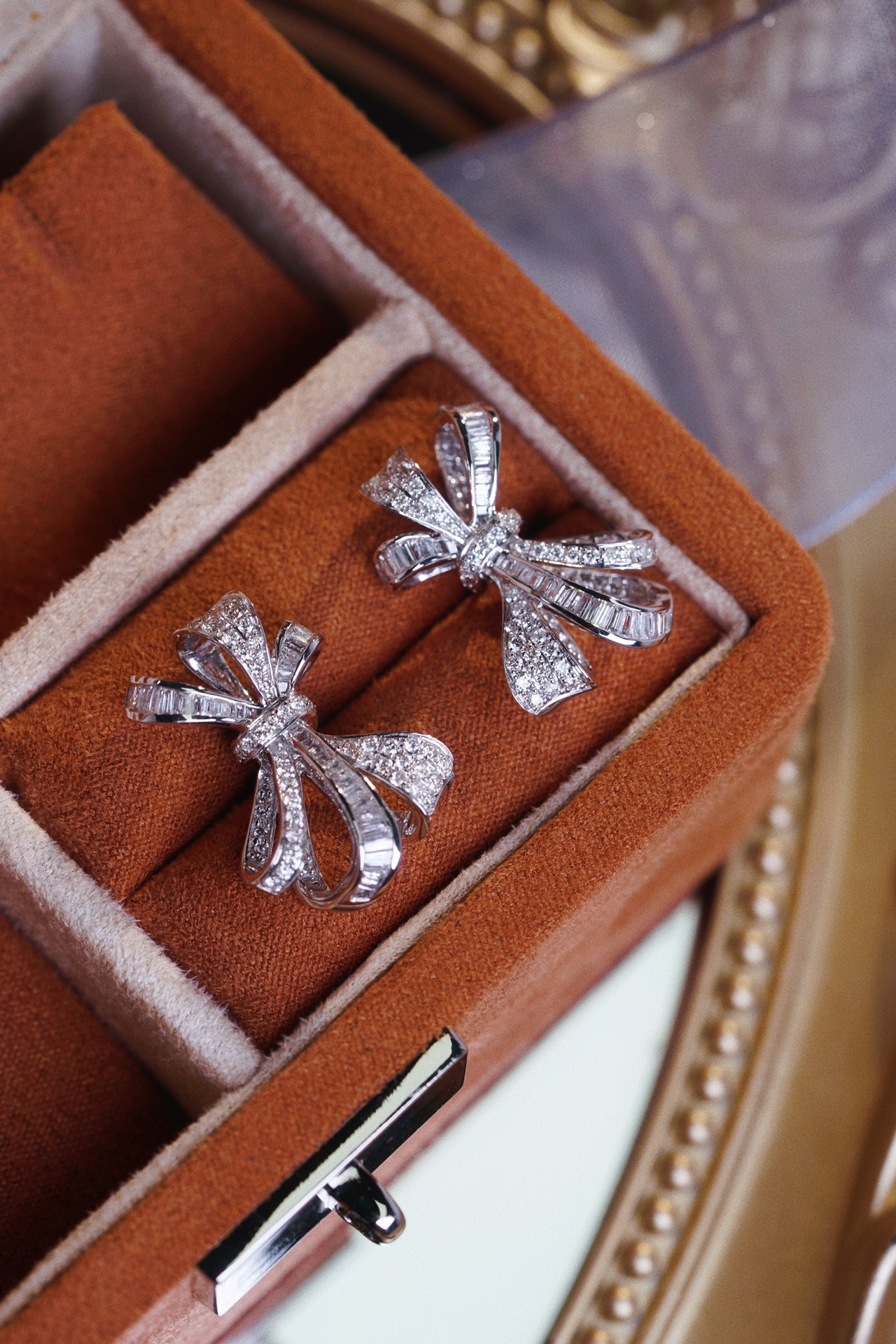 [Copy]18-karat gold earrings in the shape of a butterfly, featuring a natural diamond of 1.40 carats set in a tapered baguette cut within a channel setting.