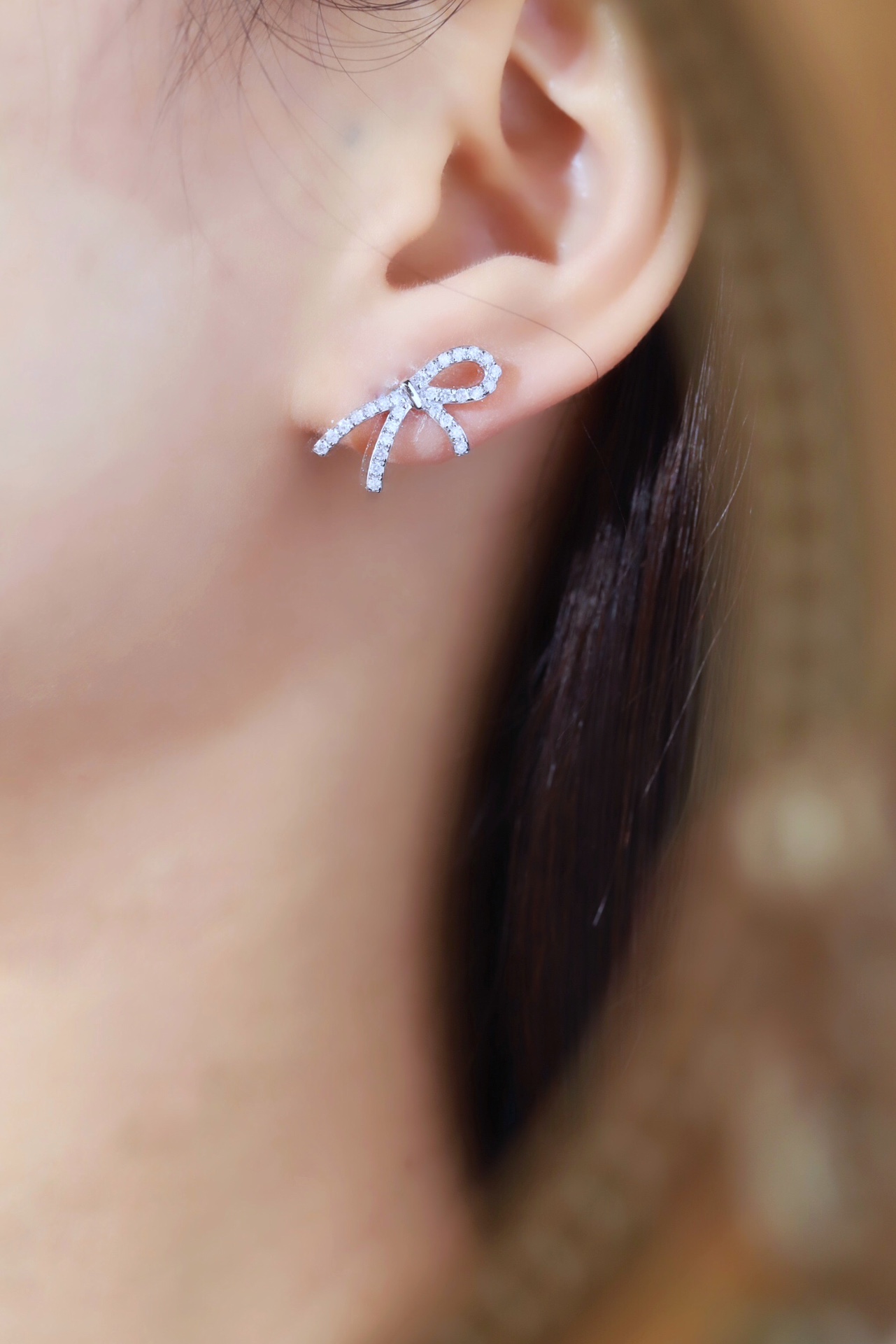 18k gold earrings with a bow design, featuring a natural diamond of 0.20carats.