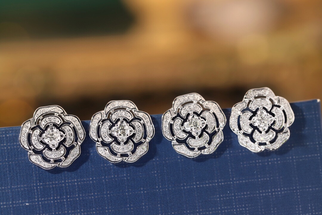 18K Gold Natural Diamond Stud Earrings | Cluster-Set 0.32CT Diamonds flowers roses
