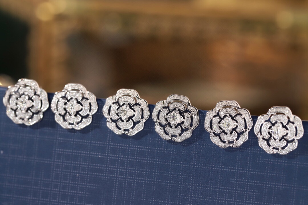 18K Gold Natural Diamond Stud Earrings | Cluster-Set 0.32CT Diamonds flowers roses