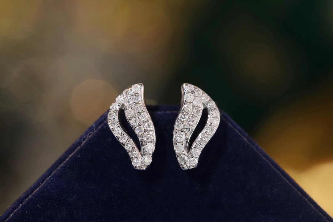 Leaves 18K Gold Natural Diamond Stud Earrings | Cluster-Set 0.24CT Diamonds 