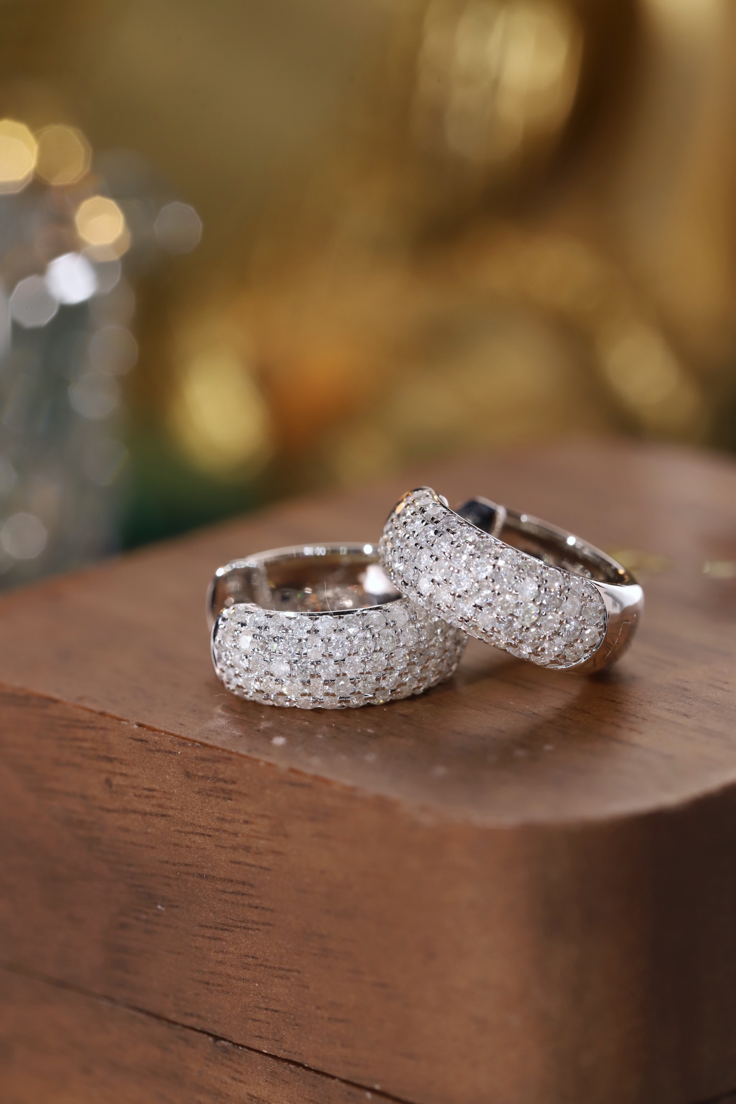 18k gold earrings set with 0.85ct natural diamond