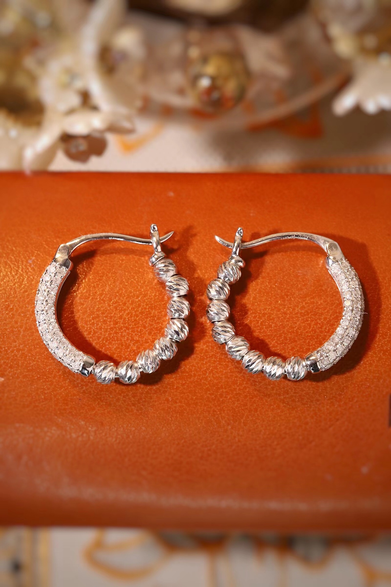 18k gold earrings set with 0.60ct natural diamond