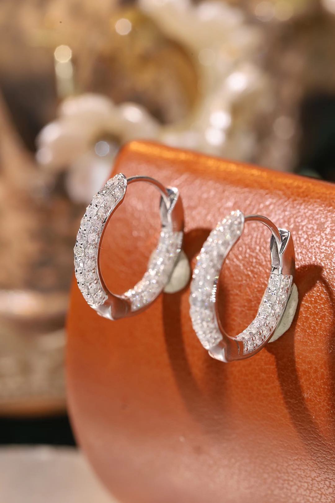 18k gold earrings set with 0.90ct natural diamond