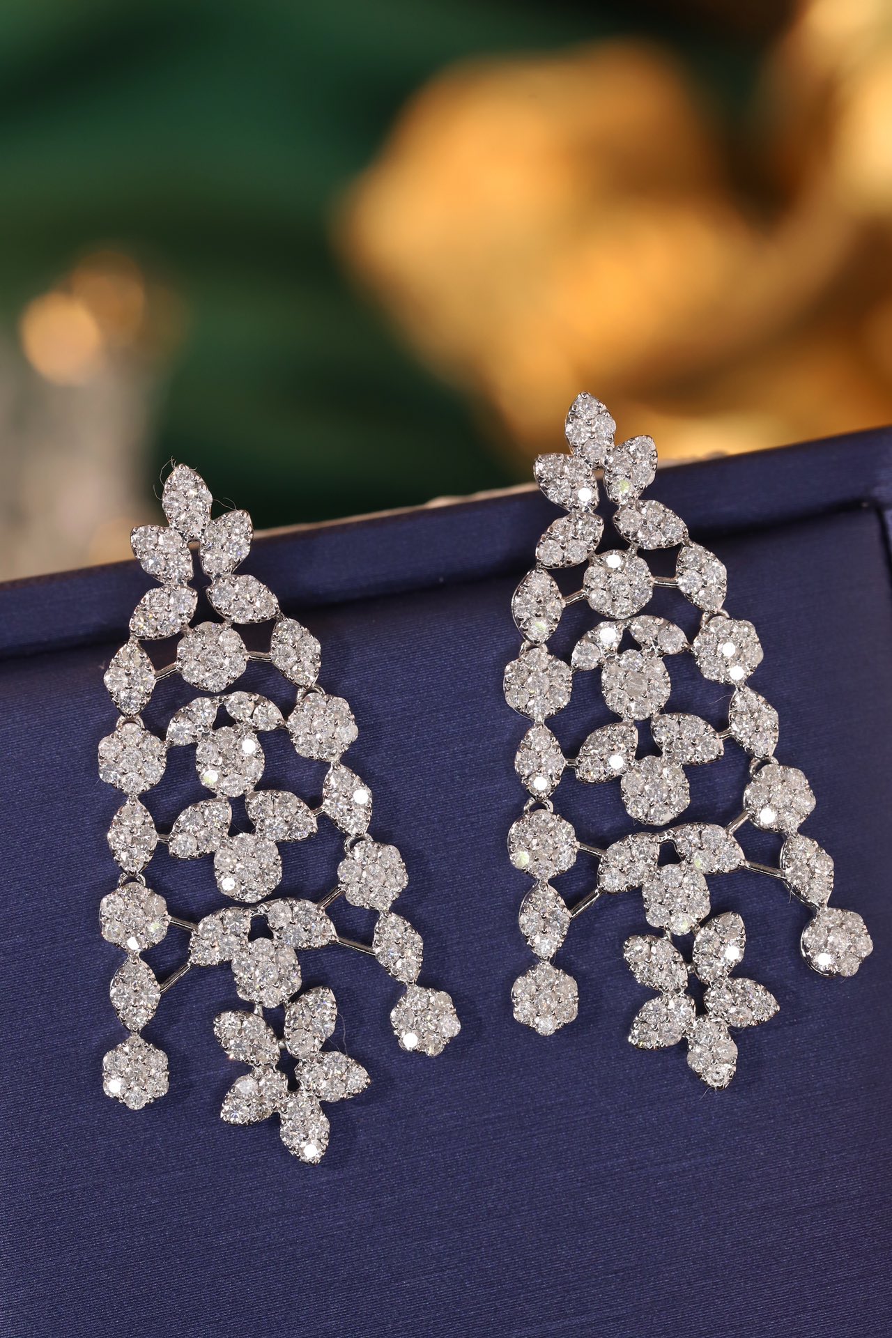 18k gold earrings set with 3.80carat natural diamond