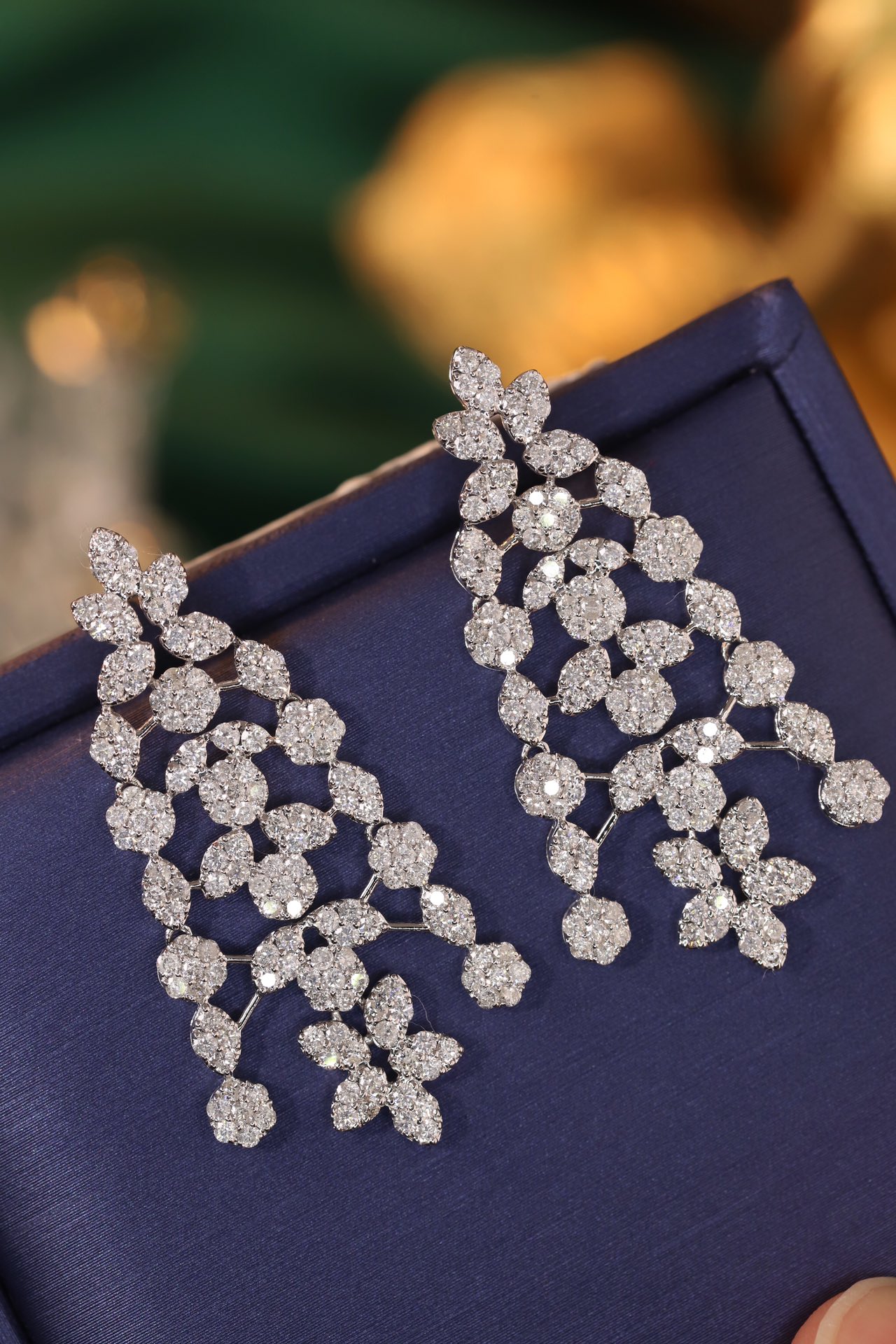 18k gold earrings set with 3.80carat natural diamond