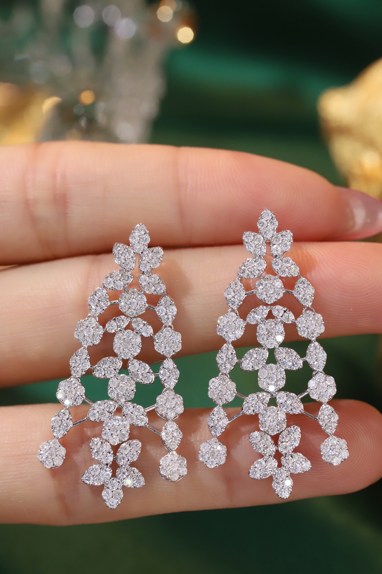18k gold earrings set with 3.80carat natural diamond