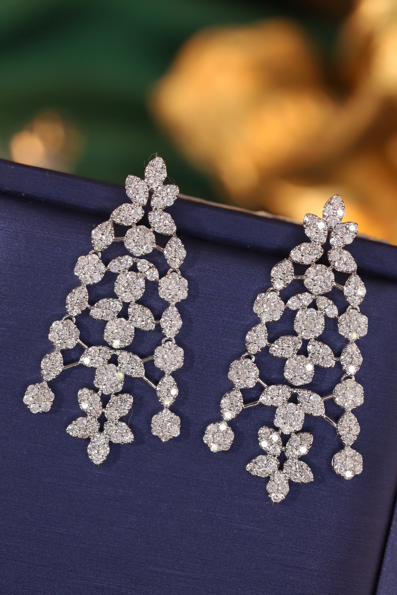 18k gold earrings set with 3.80carat natural diamond