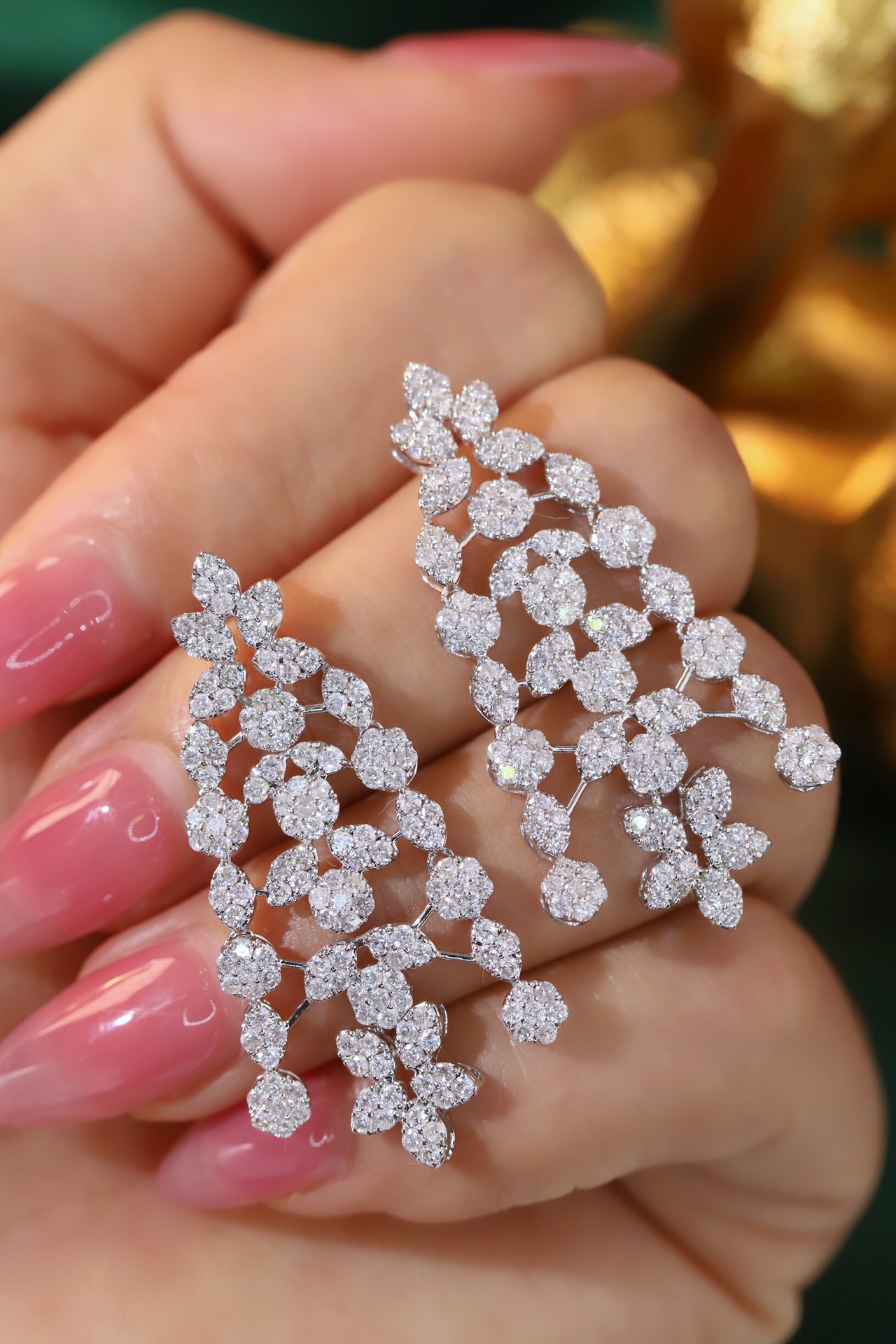 18k gold earrings set with 3.80carat natural diamond