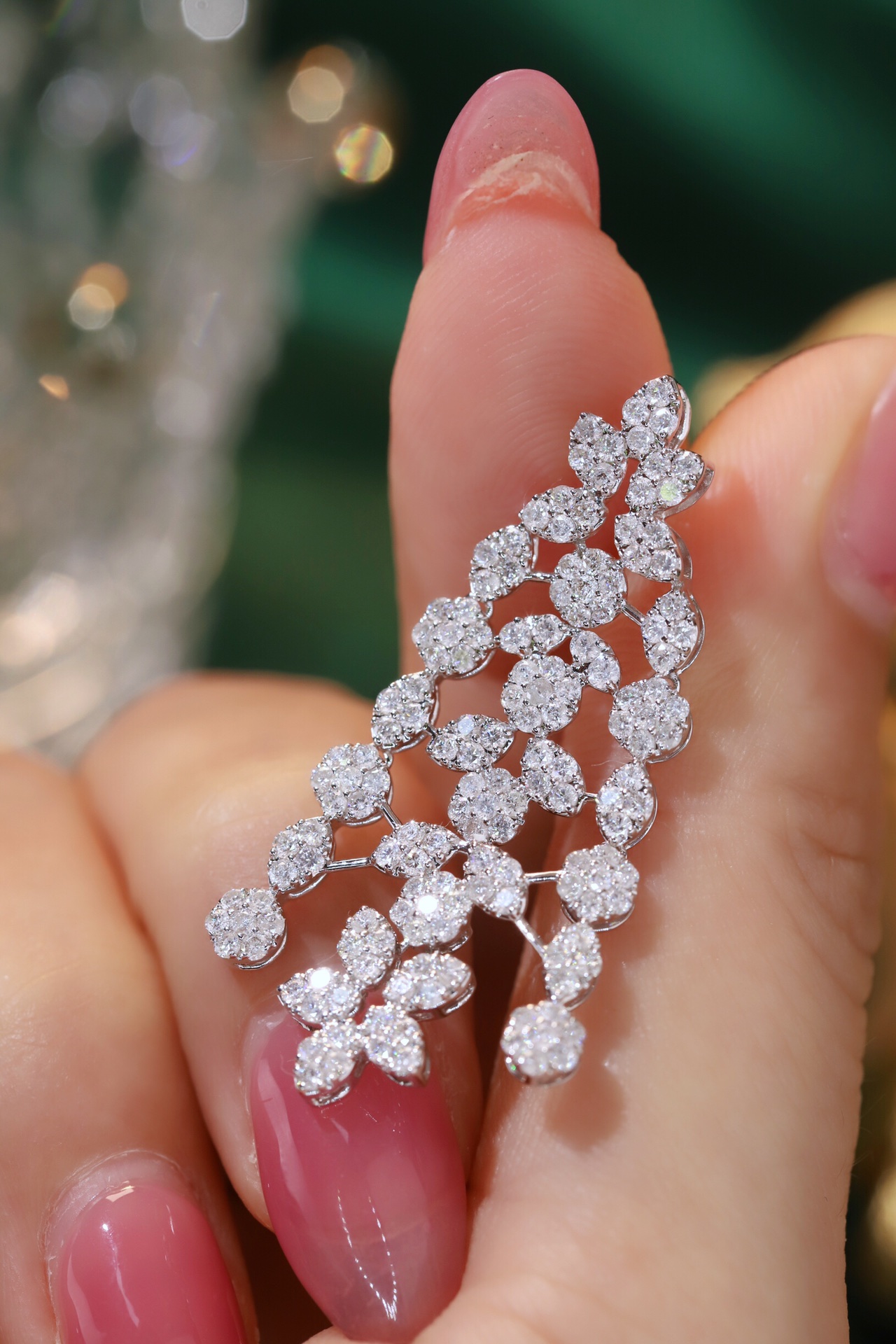 18k gold earrings set with 3.80carat natural diamond