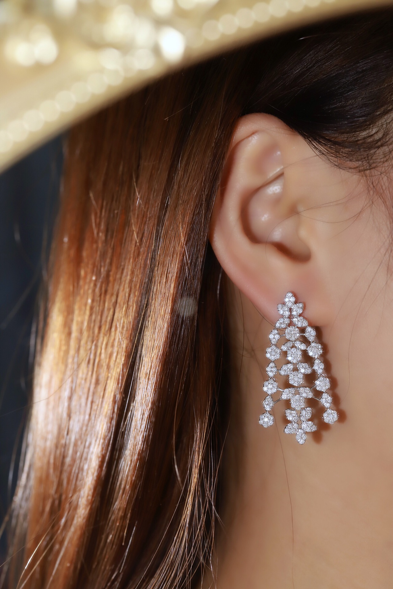 18k gold earrings set with 3.80carat natural diamond