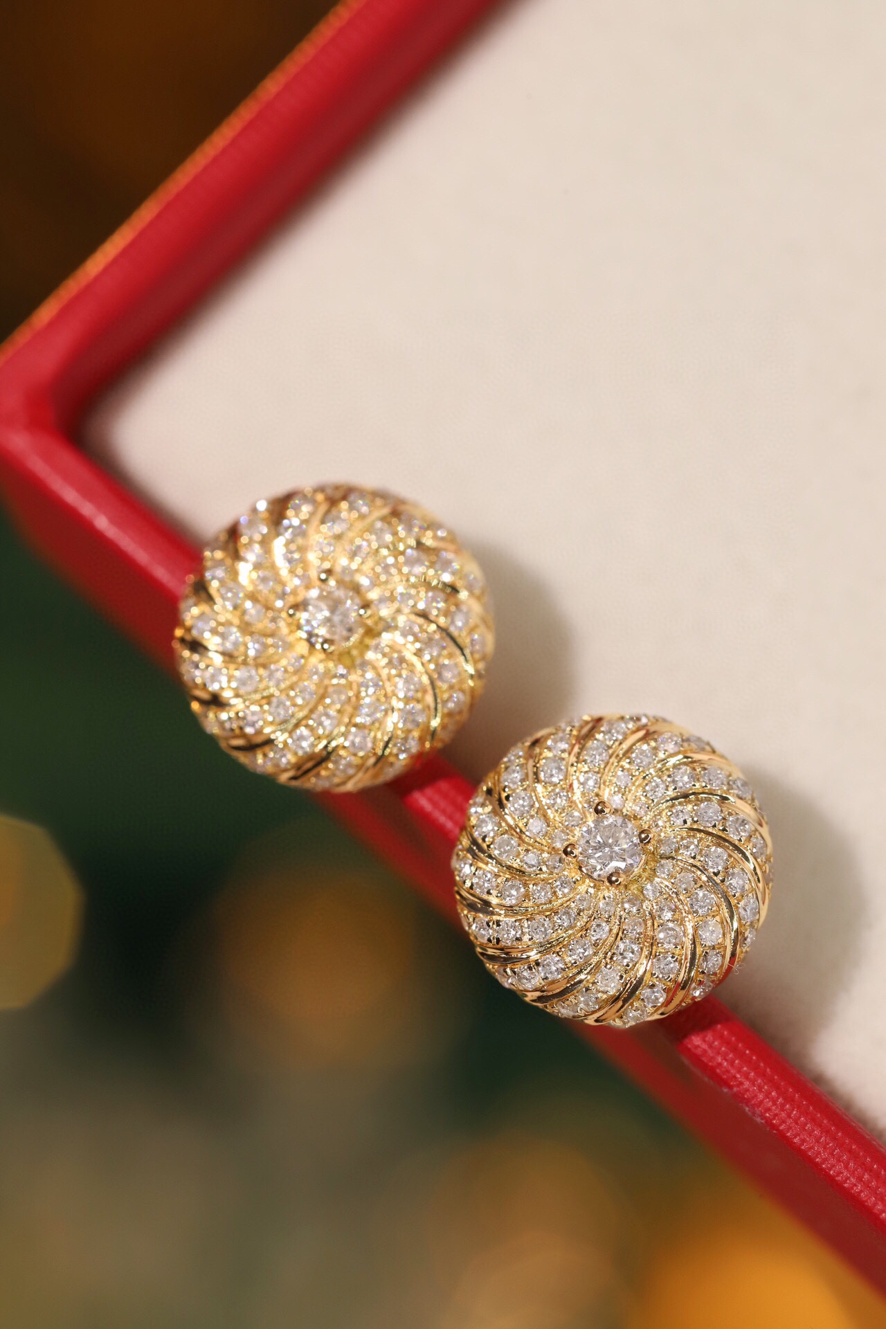 18k gold earrings set with 0.80carat natural diamond