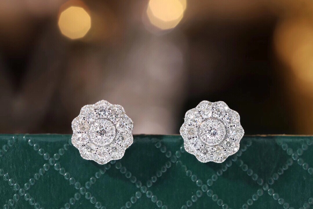 18k Gold Earrings in Heart Shape, Pair Set, Studded with 0.70ct Natural Diamond