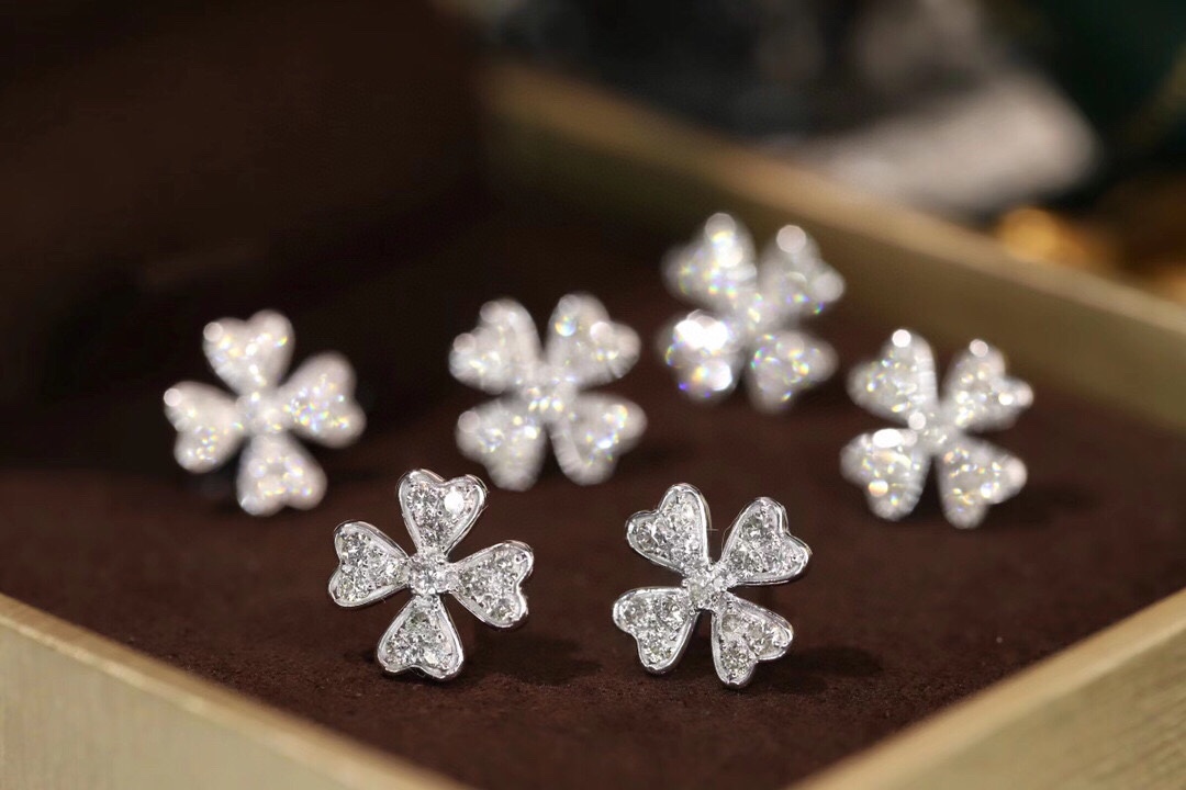 four leaf clover 18k Gold Earrings, Studded with 0.56ct Natural Diamond 