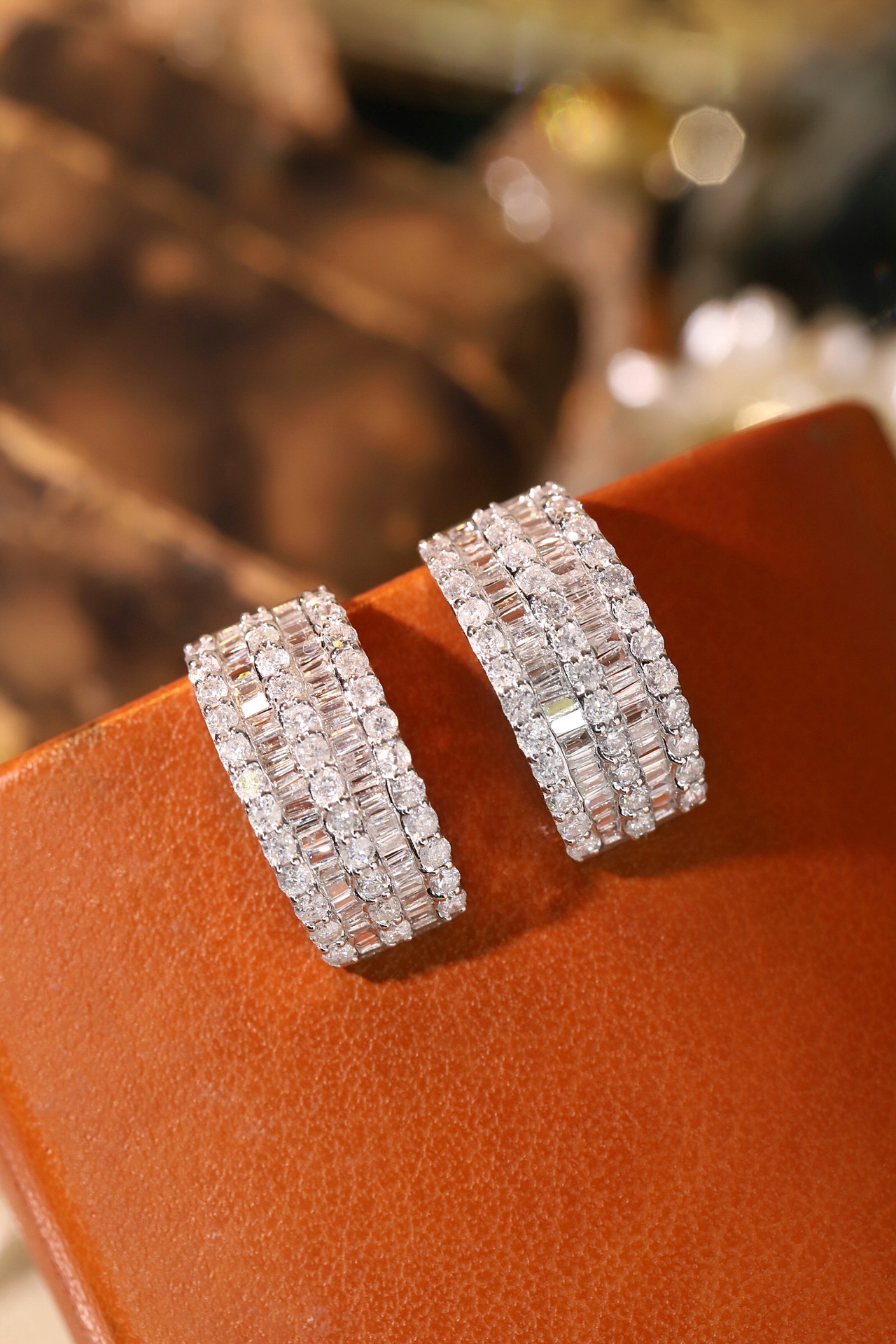 18k Gold Earrings, Studded with 1.70ct Natural Diamond 