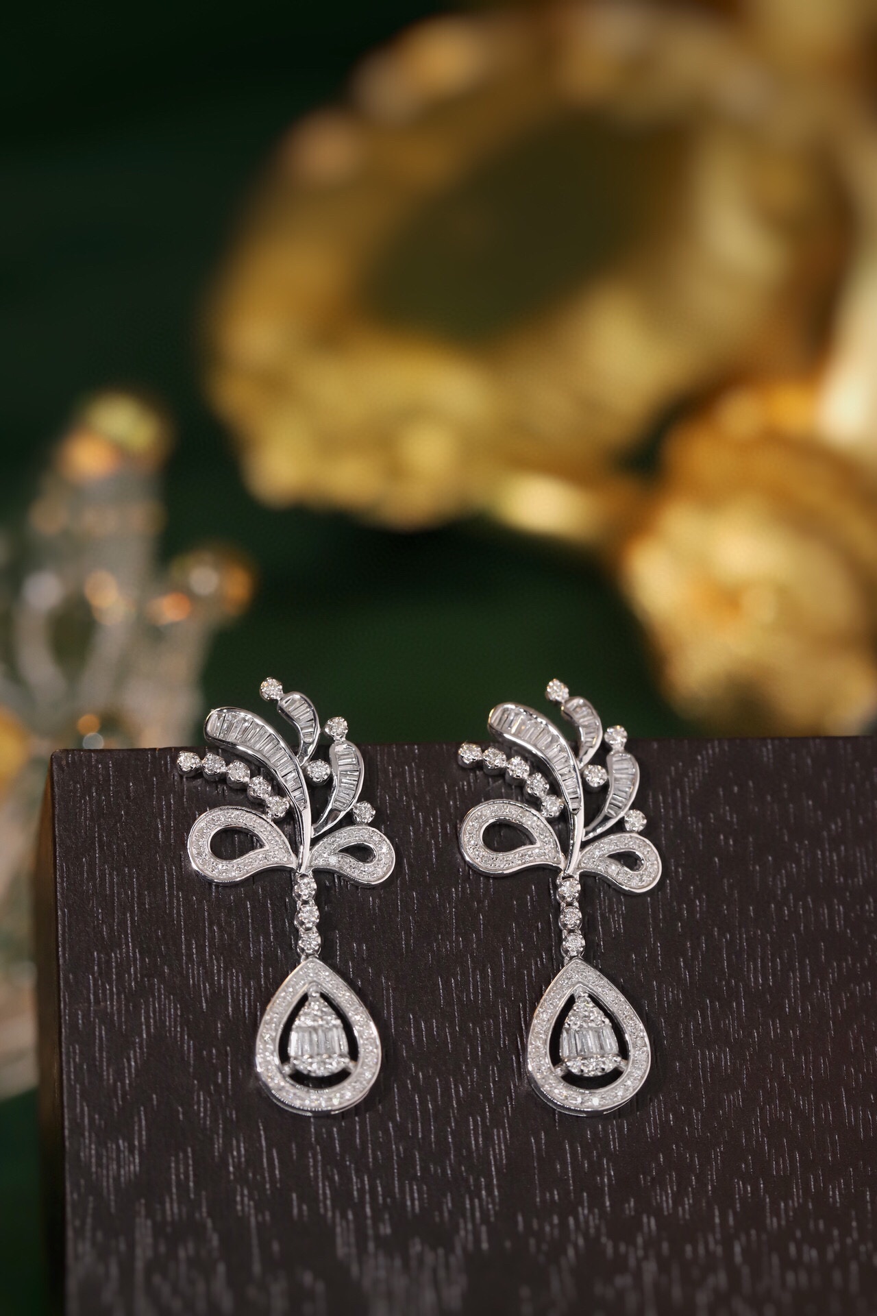 18k Gold Earrings, Studded with 1.20ct Natural Diamond 
