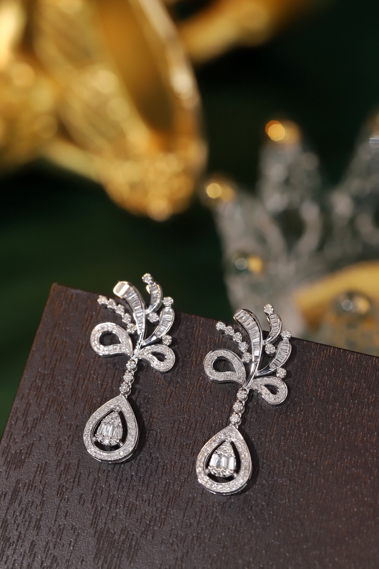 18k Gold Earrings, Studded with 1.20ct Natural Diamond 