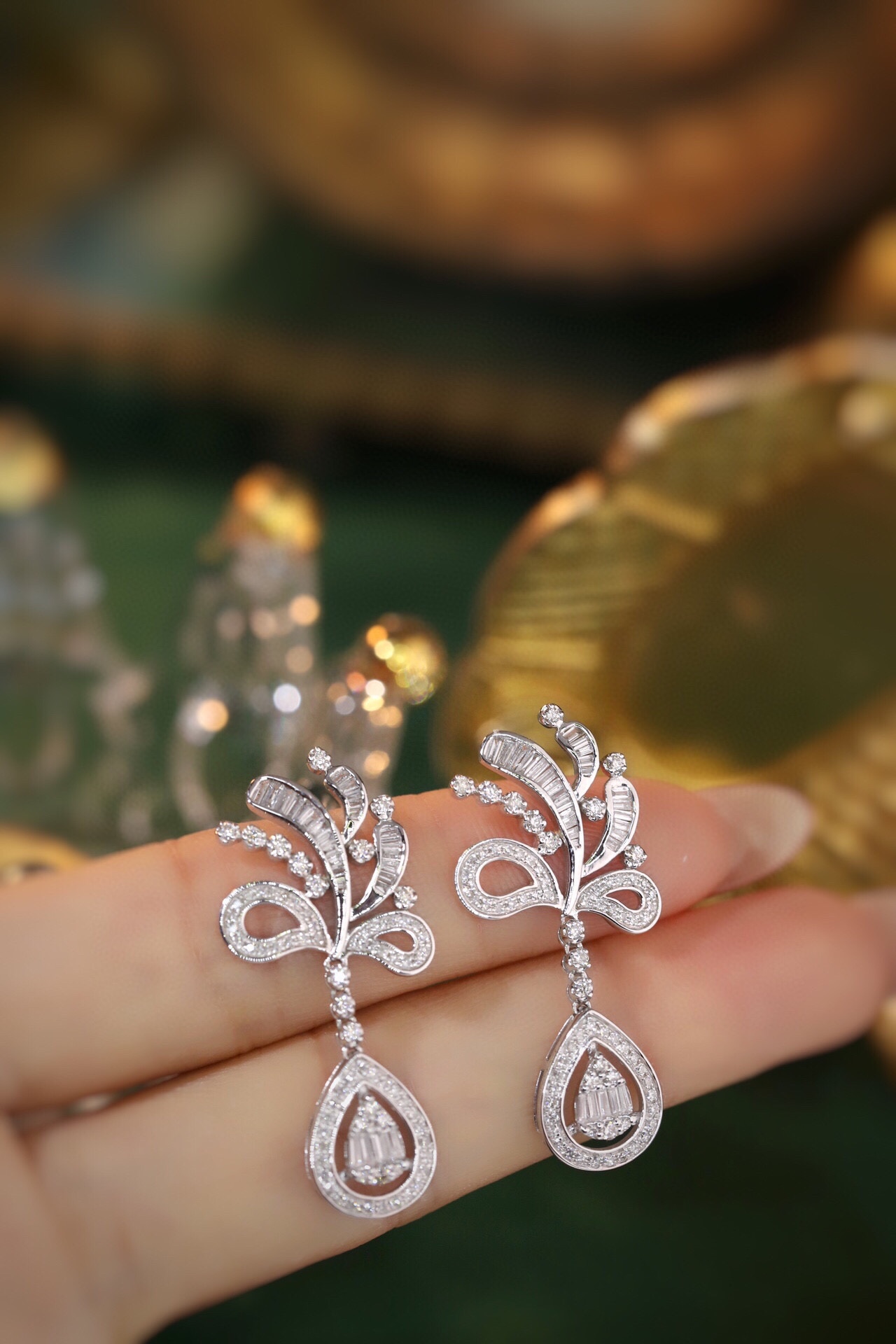 18k Gold Earrings, Studded with 1.20ct Natural Diamond 