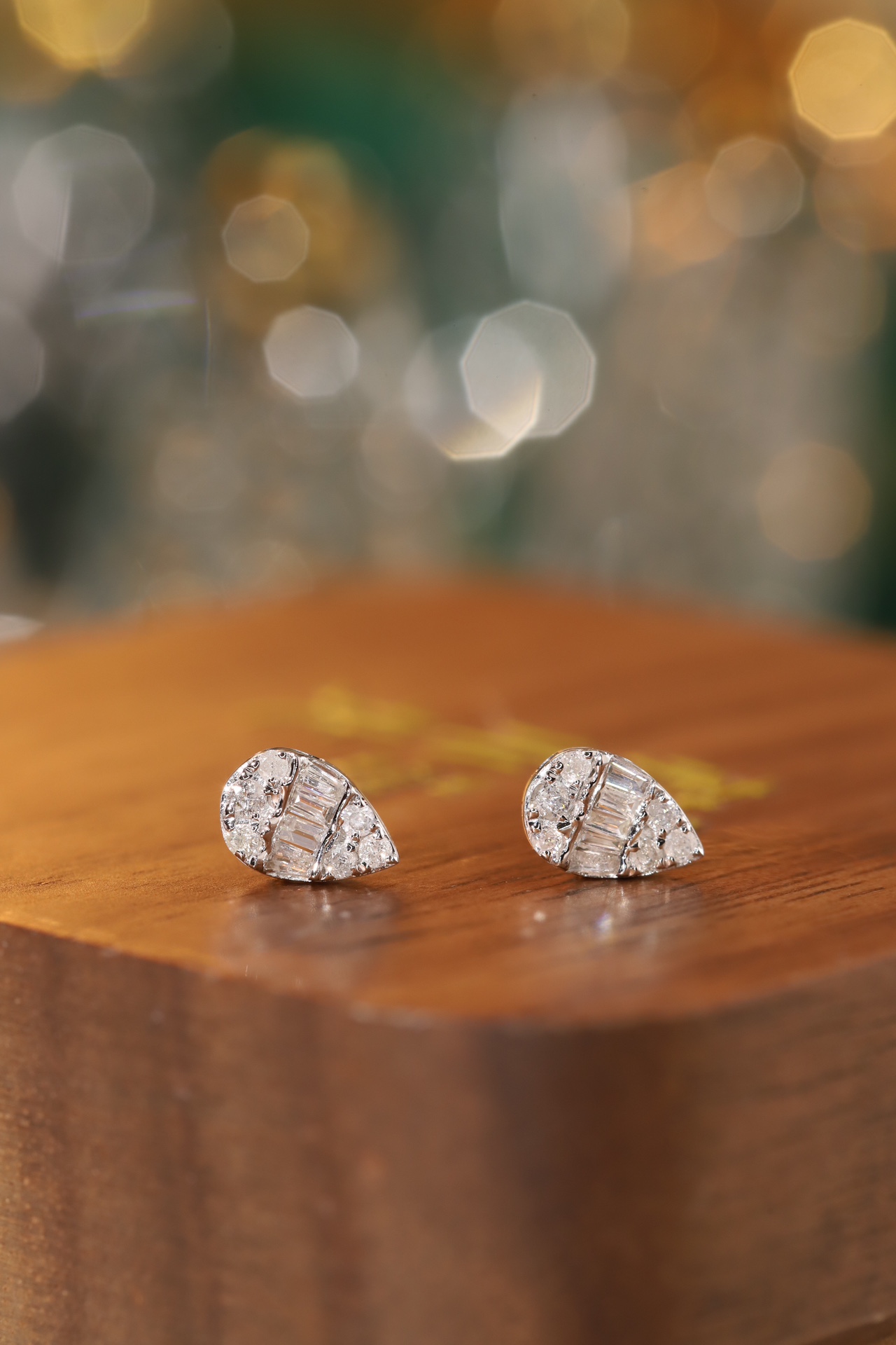 18k Gold Earrings, Studded with 0.20ct Natural Diamond 